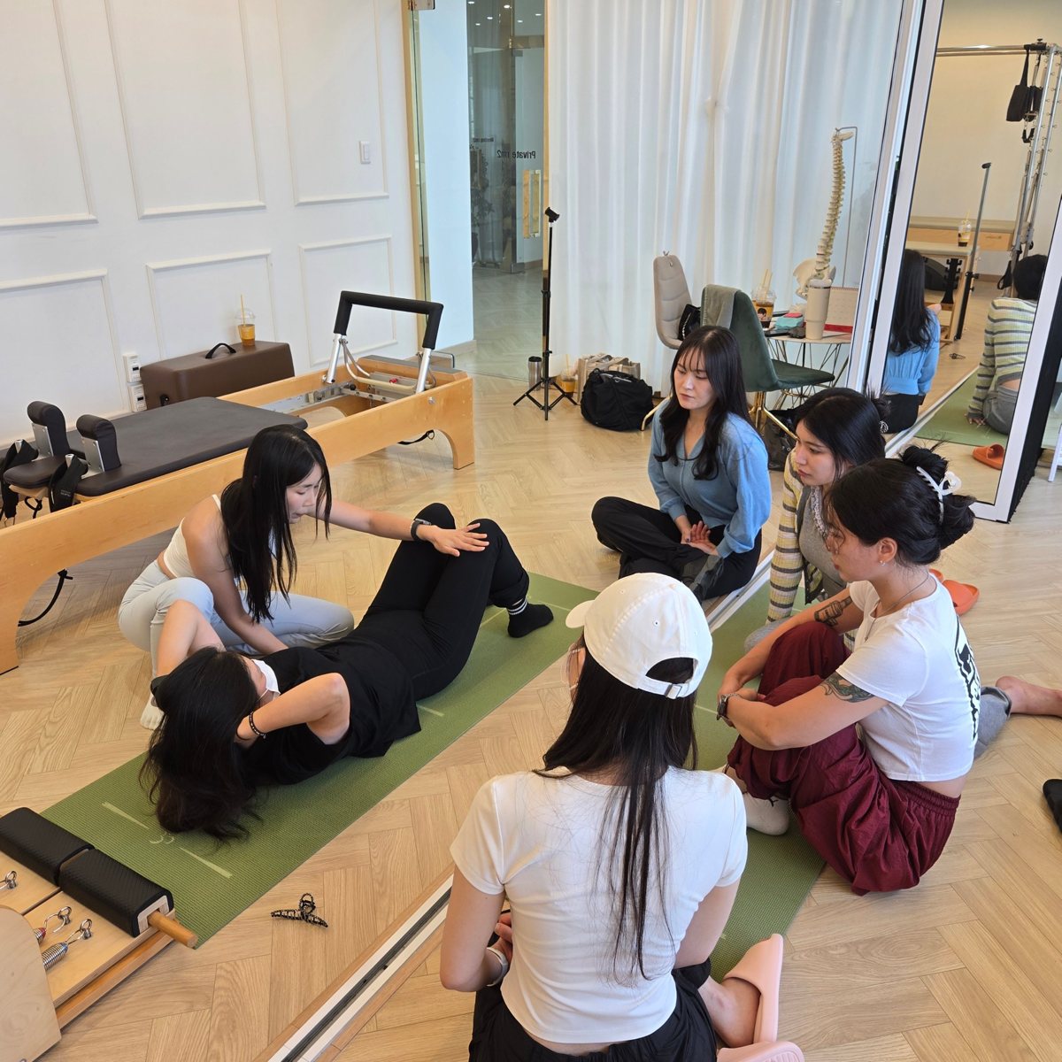 리하필라테스 강사 원내교육, 핸즈온 실습: 큐잉과 터치를 서로의 몸으로 연습